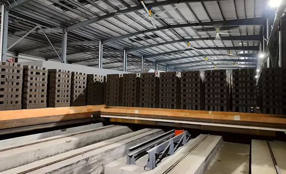 كيف تُخفّض آلات تكديس الطوب والكتل تكاليف العمالة بنسبة 60% في مصانع الطوب الحديثة